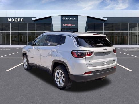 Used 2025 Jeep Compass Latitude AWD/4WD image 4