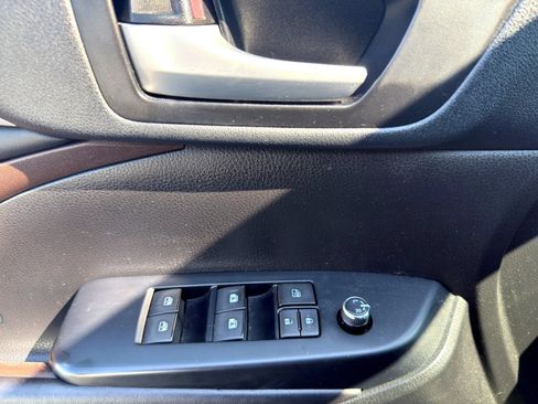 Used 2018 Toyota Highlander XLE AWD/4WD image 23