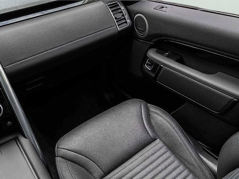 Used 2024 Land Rover Discovery S image 19