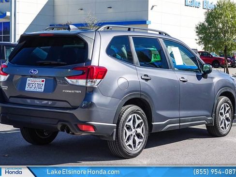 Used 2022 Subaru Forester Premium image 9