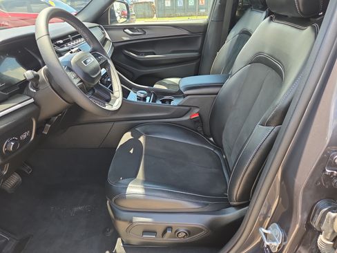 Used 2024 Jeep Grand Cherokee L Laredo RWD image 5