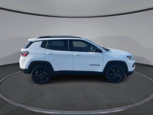 Used 2025 Jeep Compass Latitude w/ Convenience Group AWD/4WD image 9
