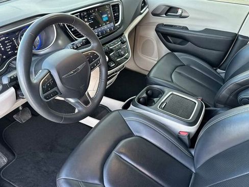Used 2023 Chrysler Pacifica Touring-L image 10