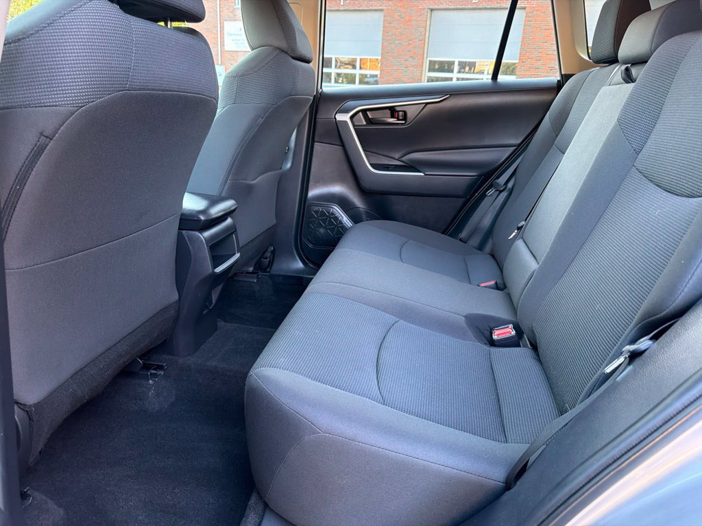 Used 2021 Toyota RAV4 LE AWD/4WD image 24