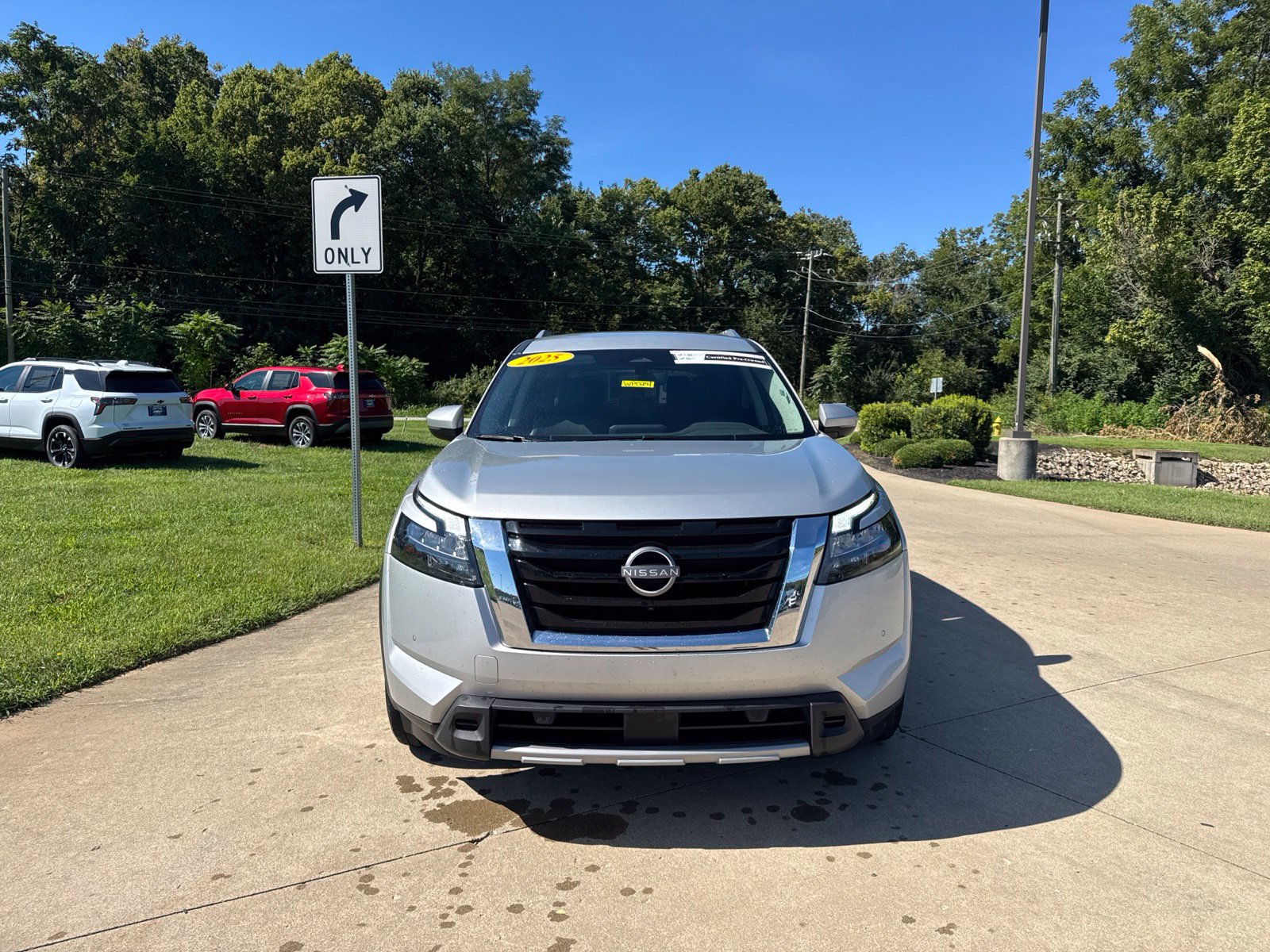 Used 2025 Nissan Pathfinder SL AWD/4WD image 2