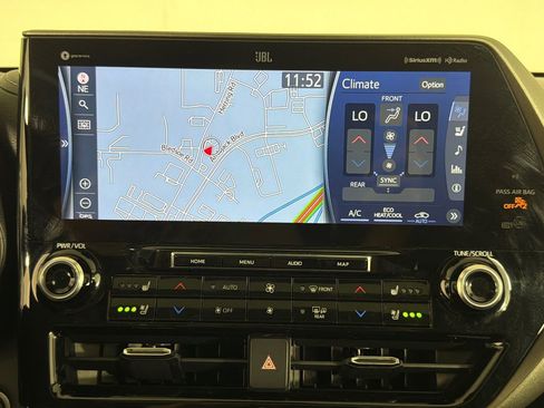 Used 2021 Toyota Highlander Limited FWD image 3