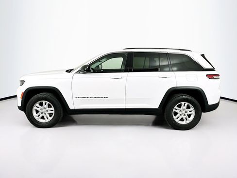 Used 2023 Jeep Grand Cherokee Laredo w/ Luxury Tech Group I AWD/4WD image 4