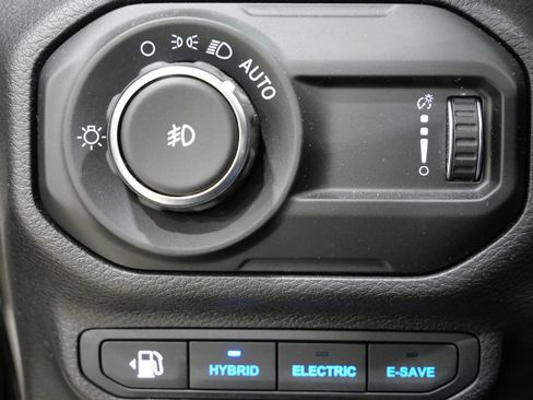 Used 2023 Jeep Wrangler Unlimited w/ Sun & Screen Package AWD/4WD image 15