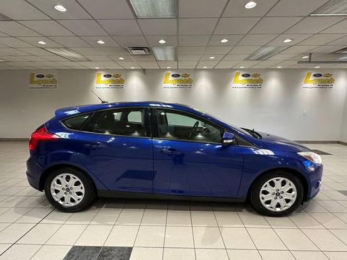 Used 2012 Ford Focus SE w/ SE Winter Pkg image 3