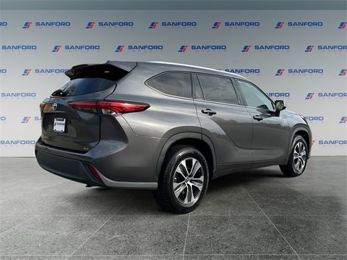 Used 2022 Toyota Highlander XLE image 5