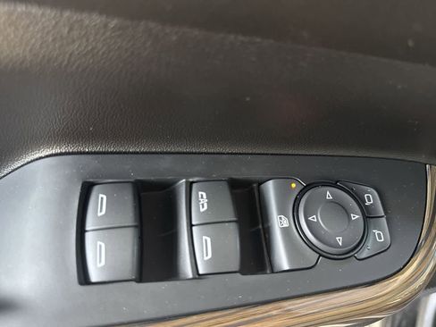 Used 2023 GMC Acadia SLE FWD image 17