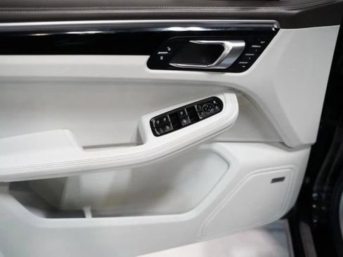 Used 2018 Porsche Macan Turbo AWD/4WD image 11