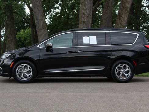 Used 2023 Chrysler Pacifica Limited FWD image 5