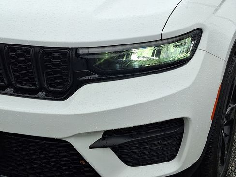 Used 2023 Jeep Grand Cherokee Altitude image 15