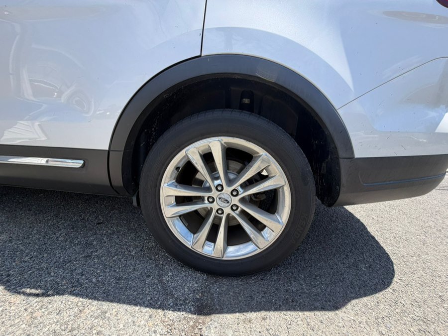 Used 2018 Ford Explorer XLT w/ Equipment Group 202A AWD/4WD image 15