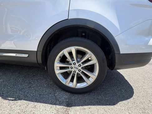 Used 2018 Ford Explorer XLT w/ Equipment Group 202A AWD/4WD image 15