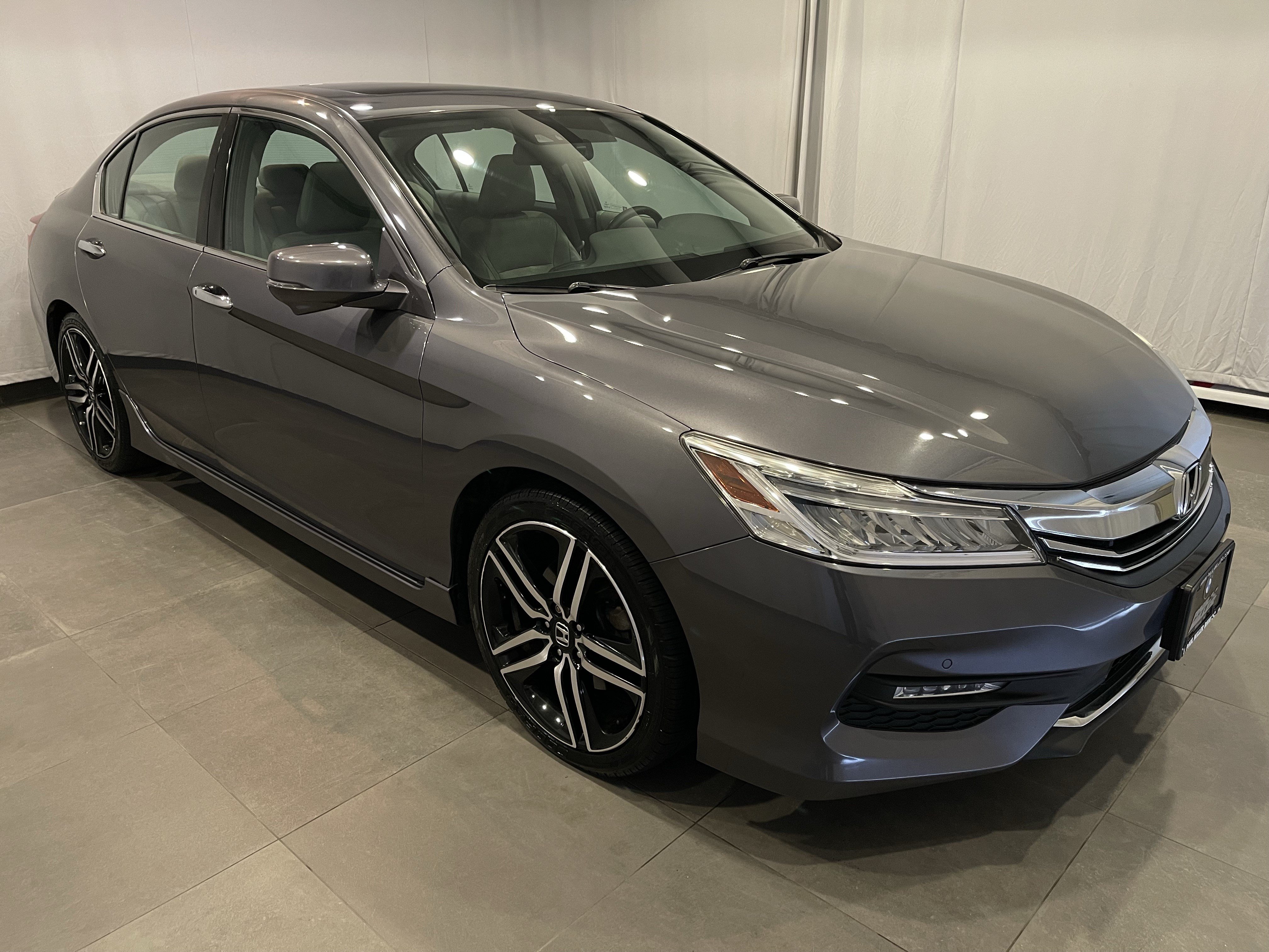 Used 2017 Honda Accord Touring image 3