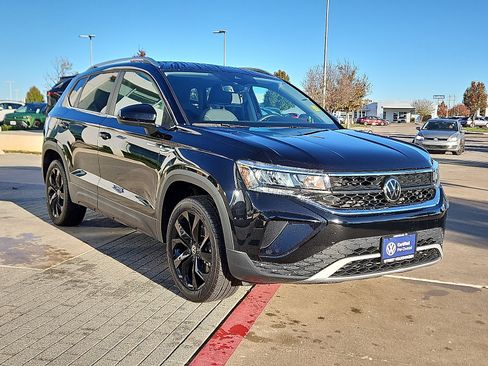 Certified 2023 Volkswagen Taos SE w/ Black Wheel Package image 4