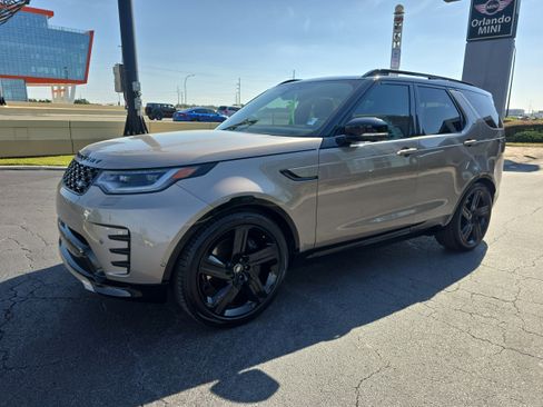 Used 2023 Land Rover Discovery S R-Dynamic image 9