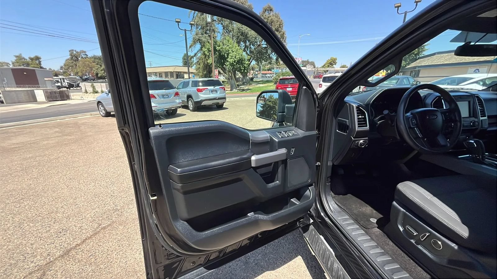 Used 2015 Ford F150 XLT w/ Equipment Group 302A Luxury AWD/4WD image 9