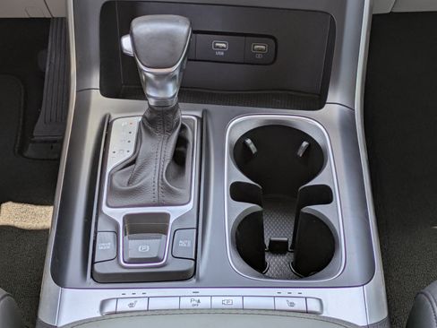 Certified 2022 Kia Carnival LX FWD image 16