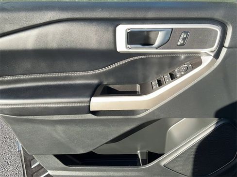 Used 2022 Ford Explorer XLT w/ Equipment Group 202A image 12