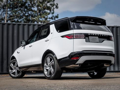 Used 2025 Land Rover Discovery Metropolitan Edition image 2