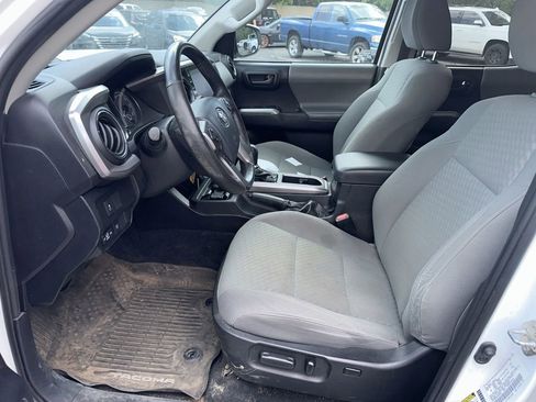 Used 2020 Toyota Tacoma SR5 AWD/4WD image 4