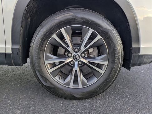 Used 2019 Toyota Highlander LE image 11