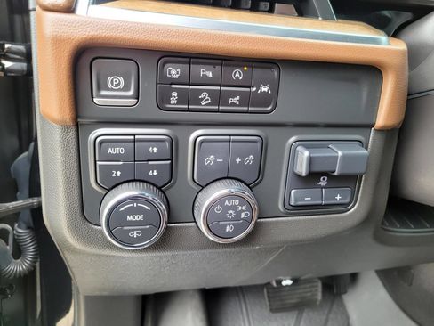 Used 2025 Chevrolet Suburban High Country AWD/4WD image 28