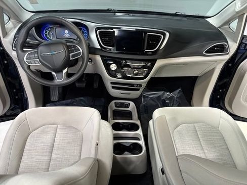 Used 2018 Chrysler Pacifica Touring Plus FWD image 2