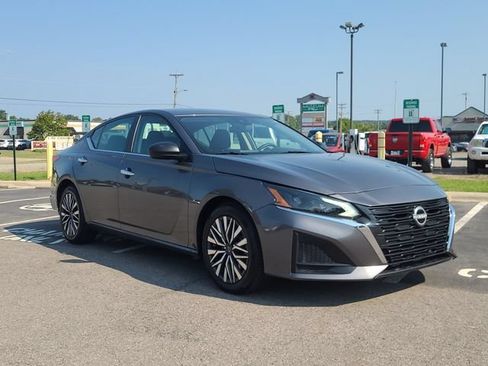 Used 2025 Nissan Altima 2.5 SV FWD image 3