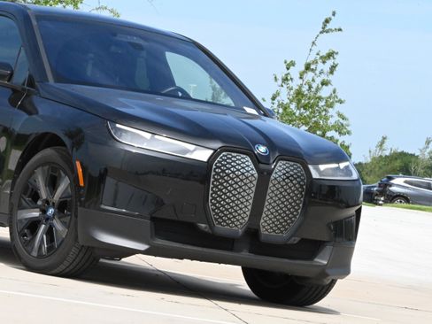 Used 2024 BMW iX xDrive50 w/ Premium Package AWD/4WD image 38