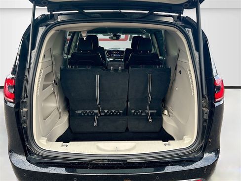 Used 2022 Chrysler Pacifica Touring-L image 25