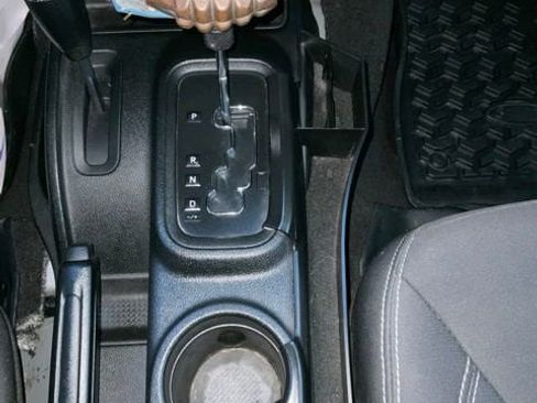 Used 2017 Jeep Wrangler Unlimited Sahara w/ Connectivity Group AWD/4WD image 27