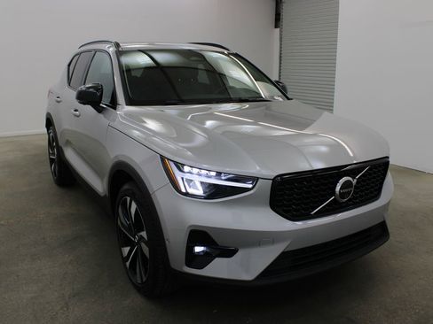 Certified 2025 Volvo XC40 B5 Plus image 6