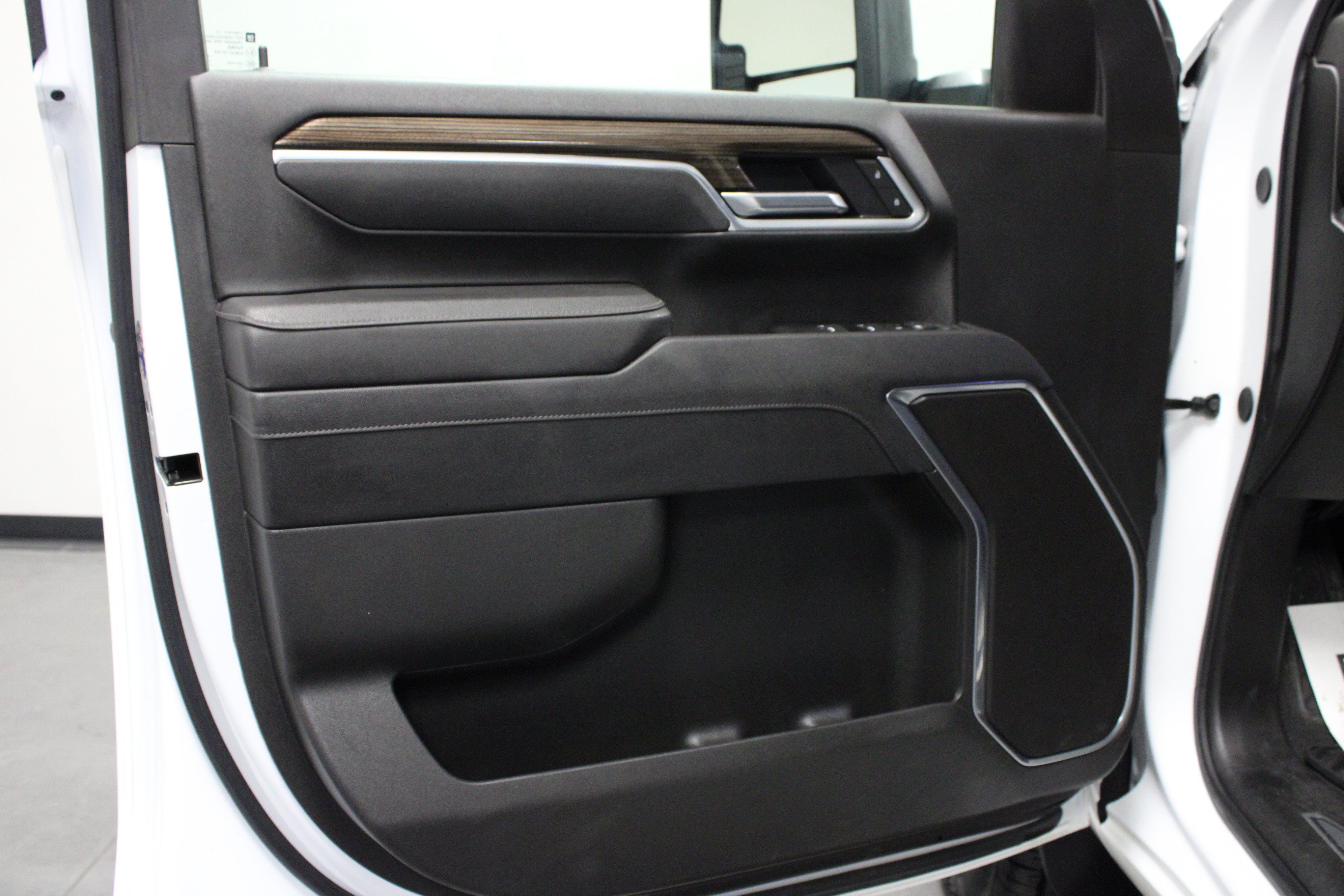 Used 2025 Chevrolet Silverado 2500 LT w/ Convenience Package AWD/4WD image 11