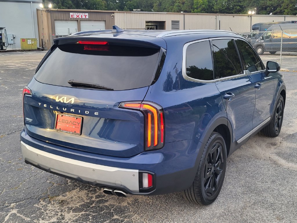 Used 2024 Kia Telluride EX w/ EX Captain's Chair Package FWD image 2