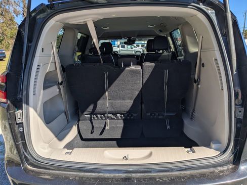 Used 2022 Chrysler Pacifica Touring-L image 12