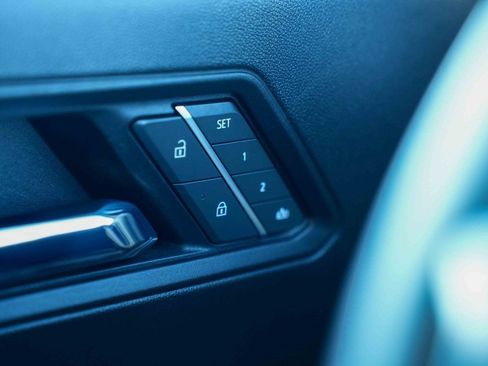 Used 2025 Chevrolet Colorado ZR2 w/ Midnight Edition image 26