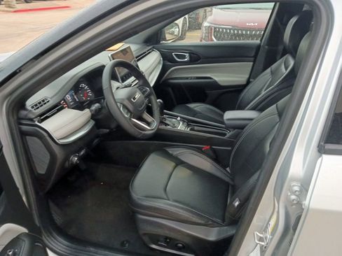 Used 2025 Jeep Compass Limited image 3