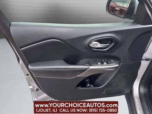 Used 2019 Jeep Cherokee Latitude w/ Popular Appearance Group AWD/4WD image 34