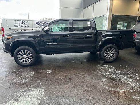 Used 2022 Toyota Tacoma Limited image 2