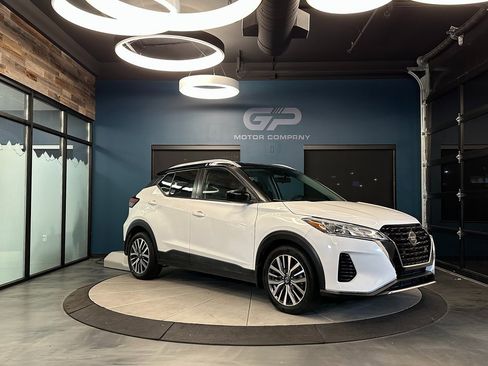 Used 2021 Nissan Kicks SV image 1