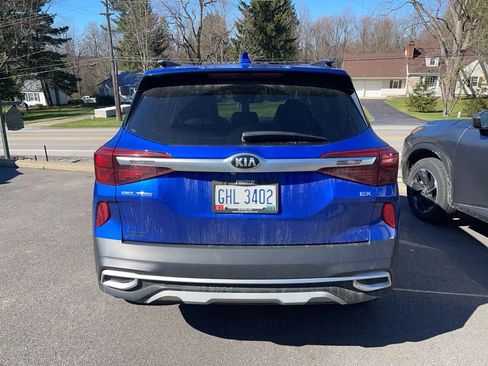 Used 2021 Kia Seltos EX image 2