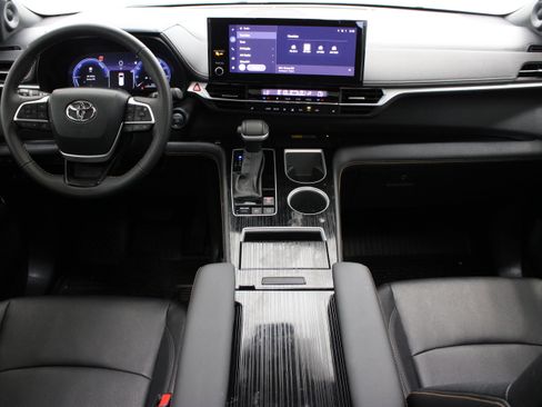 Certified 2025 Toyota Sienna XLE Woodland Edition AWD/4WD image 31