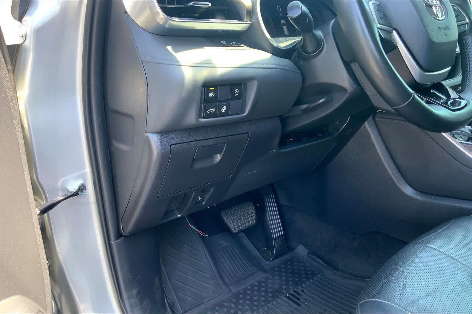 Used 2023 Toyota Highlander Limited FWD image 33