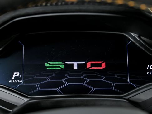 Used 2022 Lamborghini Huracan STO image 26