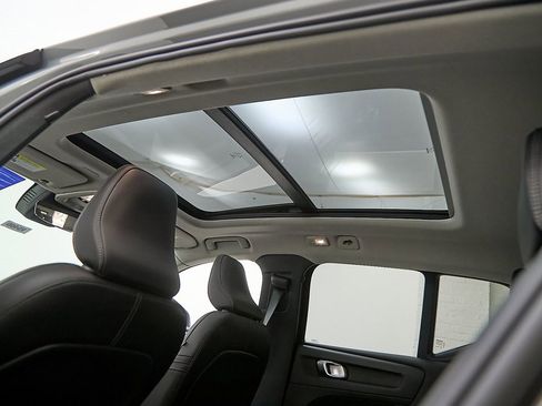 New 2025 Volvo XC40 B5 Plus w/ Climate Package image 17