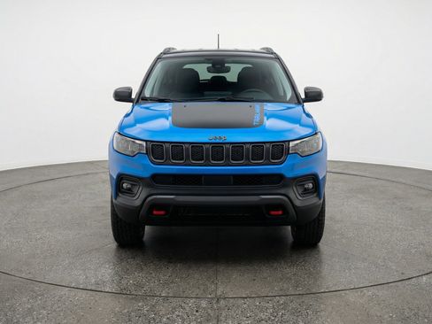 Used 2025 Jeep Compass Trailhawk AWD/4WD image 2